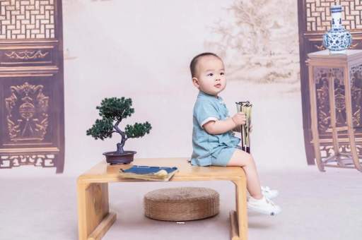 廊坊宝宝边吃奶边挣扎烦躁